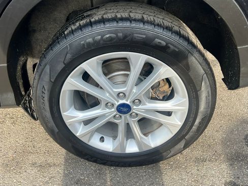 Used 2018 Ford Escape SE w/ SE Sync 3 Package AWD/4WD image 11