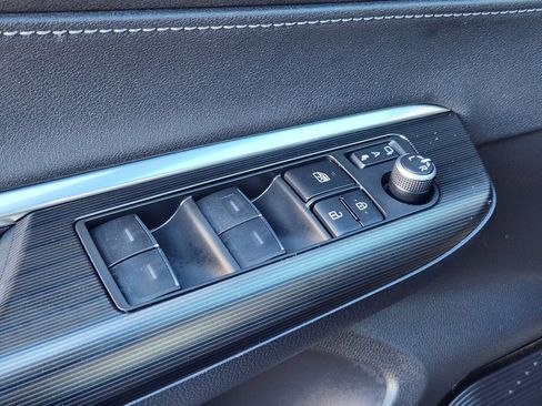 Used 2023 Toyota Venza Limited image 10