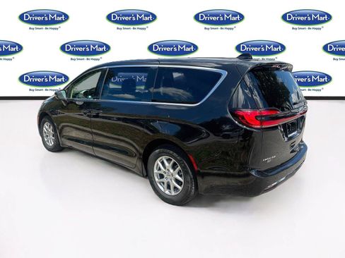 Used 2023 Chrysler Pacifica Touring-L FWD image 5