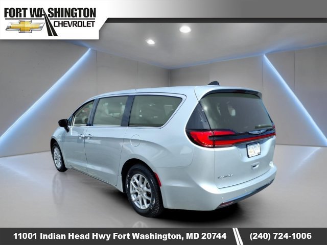 Used 2024 Chrysler Pacifica Touring-L FWD image 5