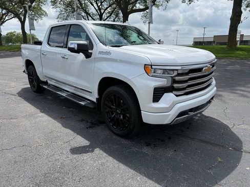 Used 2022 Chevrolet Silverado 1500 High Country w/ High Country Premium Package AWD/4WD image 3
