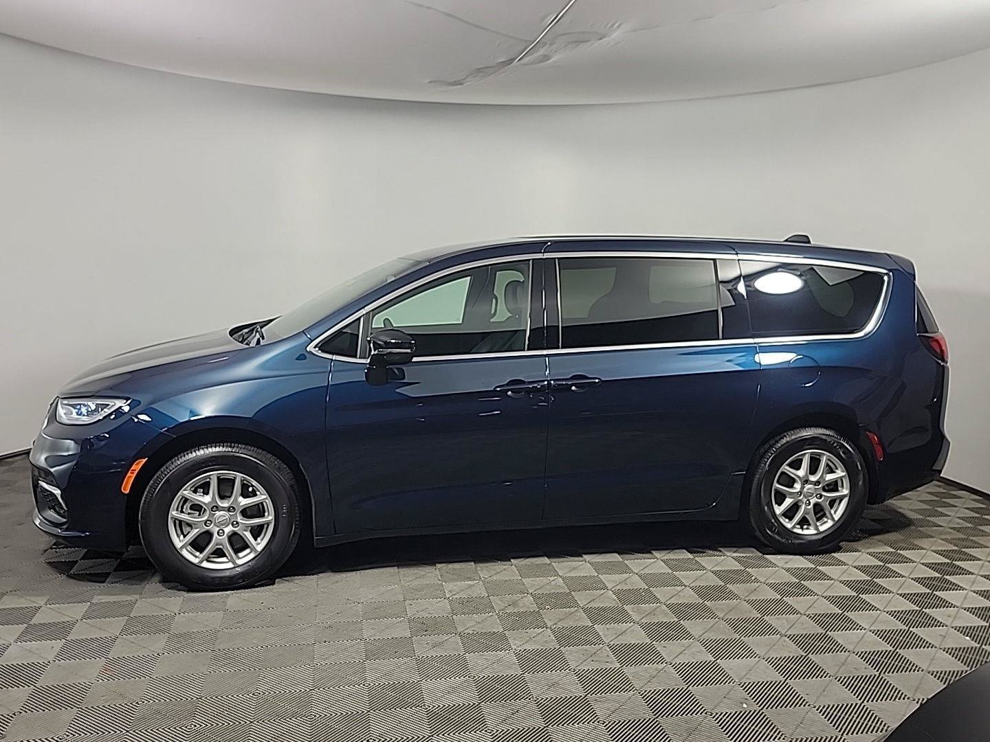 Used 2025 Chrysler Pacifica Select FWD image 12