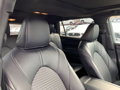 Used 2022 Toyota Highlander XSE image 18