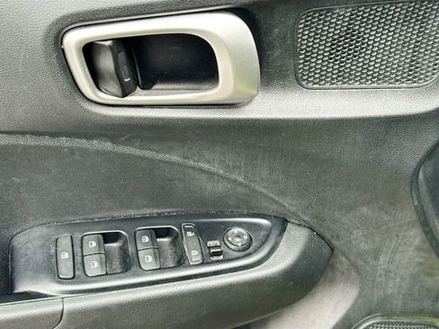 Used 2020 Hyundai Venue SEL image 17