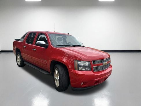 Used 2010 Chevrolet Avalanche LT w/ Luxury Package AWD/4WD image 2