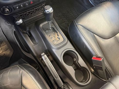 Used 2014 Jeep Wrangler Unlimited Sahara w/ Connectivity Group image 18