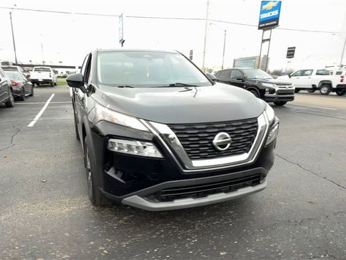Used 2021 Nissan Rogue SV image 2