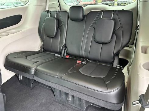 Used 2023 Chrysler Pacifica Touring-L image 11