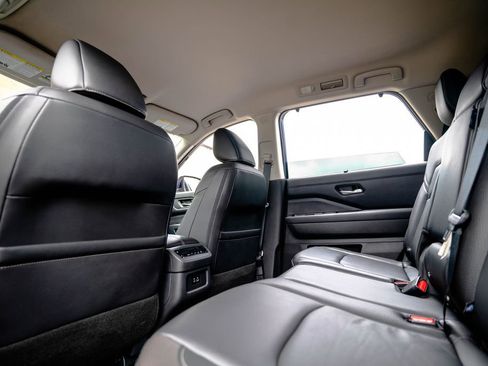 Used 2023 Nissan Pathfinder SL FWD image 33