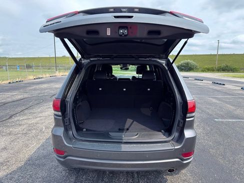 Used 2018 Jeep Grand Cherokee Altitude AWD/4WD image 28