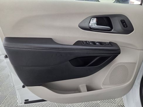 Certified 2024 Chrysler Pacifica Touring-L image 31