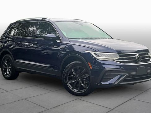 Certified 2023 Volkswagen Tiguan SE w/ Panoramic Sunroof Package FWD image 3