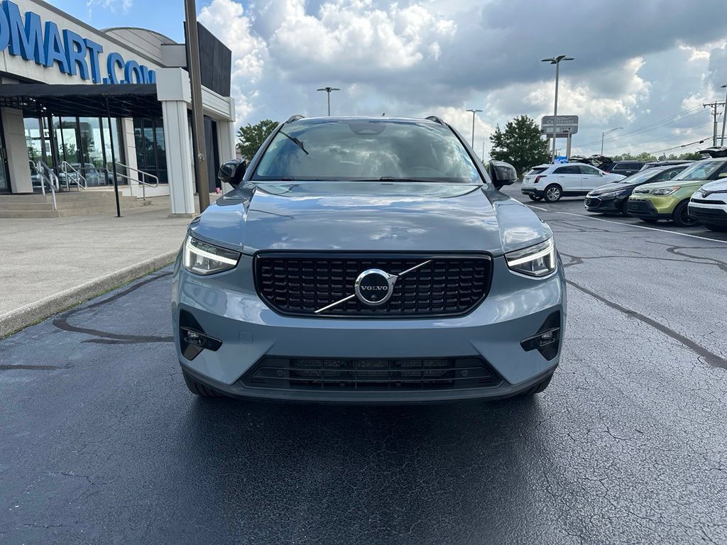 Used 2023 Volvo XC40 B5 Ultimate AWD/4WD image 2