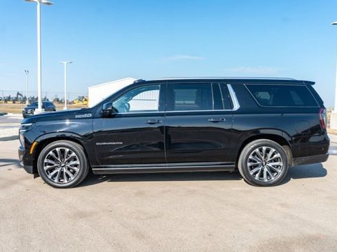 Used 2025 Chevrolet Suburban High Country AWD/4WD image 4