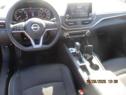 Used 2024 Nissan Altima 2.5 SV image 3