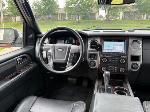 Used 2017 Ford Expedition Platinum AWD/4WD image 25