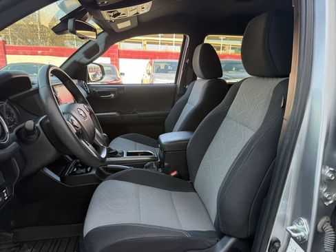 Used 2022 Toyota Tacoma TRD Off-Road AWD/4WD image 26