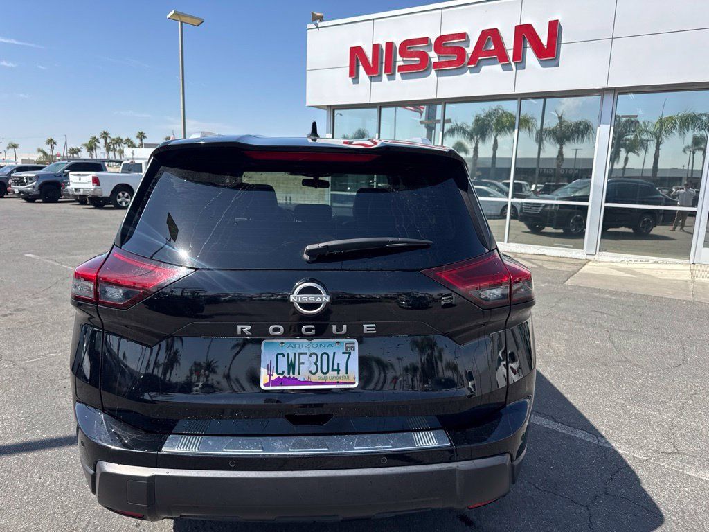 Used 2025 Nissan Rogue SV w/ SV Premium Package FWD image 3