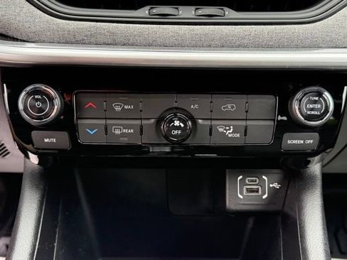 Used 2023 Jeep Compass Latitude AWD/4WD image 28
