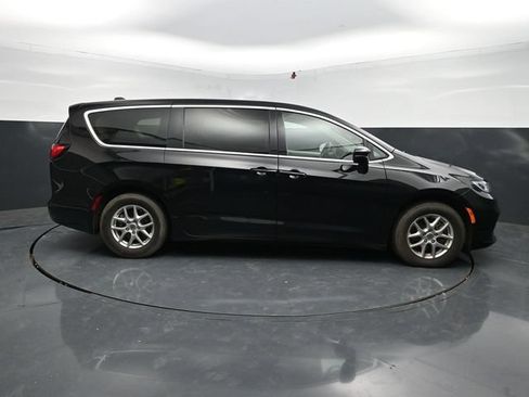 Used 2024 Chrysler Pacifica Touring-L FWD image 10