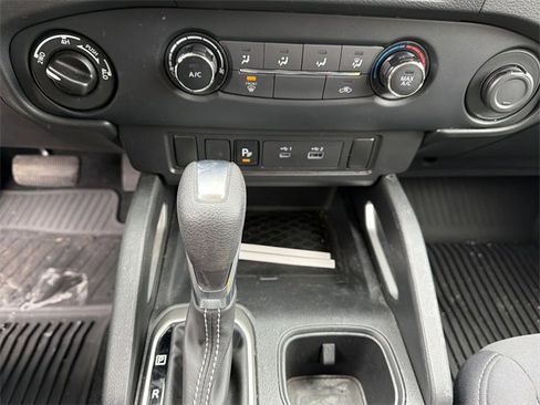 Used 2022 Nissan Frontier SV w/ Technology Package image 19