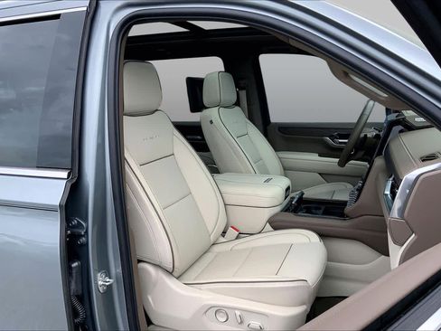 Used 2025 GMC Yukon XL Denali w/ Denali Reserve Package AWD/4WD image 9
