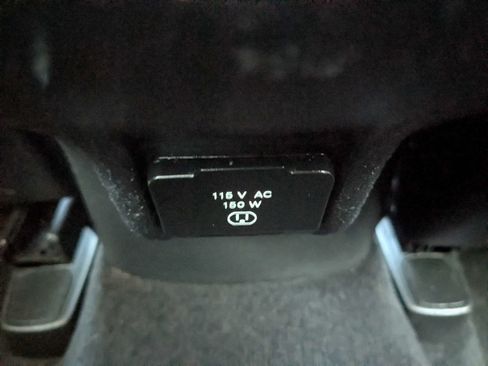 Used 2018 Jeep Cherokee Latitude Plus w/ Comfort/Convenience Group FWD image 17