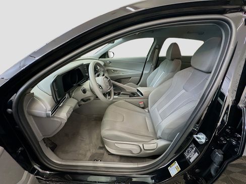 Used 2023 Hyundai Elantra SE FWD image 13