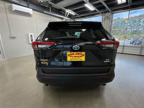Used 2021 Toyota RAV4 LE AWD/4WD image 4