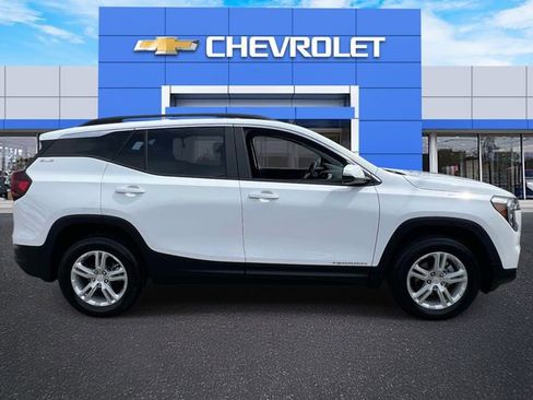 Used 2023 GMC Terrain SLE w/ Driver Convenience Package image 4