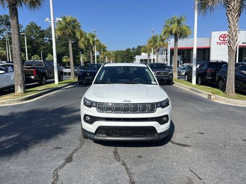Used 2022 Jeep Compass Latitude FWD image 3