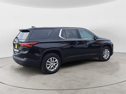 Used 2023 Chevrolet Traverse LS image 3
