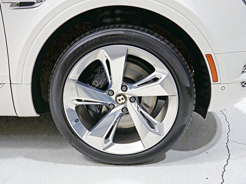 Used 2019 Bentley Bentayga image 57