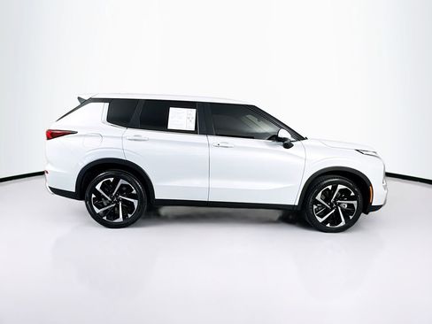 Used 2024 Mitsubishi Outlander SE image 11