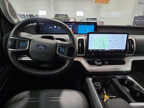 Used 2025 Ford Expedition Active AWD/4WD image 10