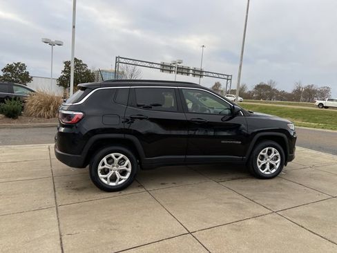 Used 2024 Jeep Compass Latitude image 11