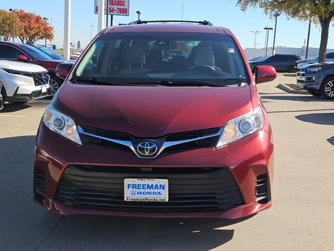 Used 2020 Toyota Sienna LE image 2