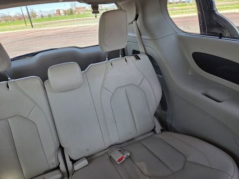 Used 2018 Chrysler Pacifica Touring-L FWD image 60