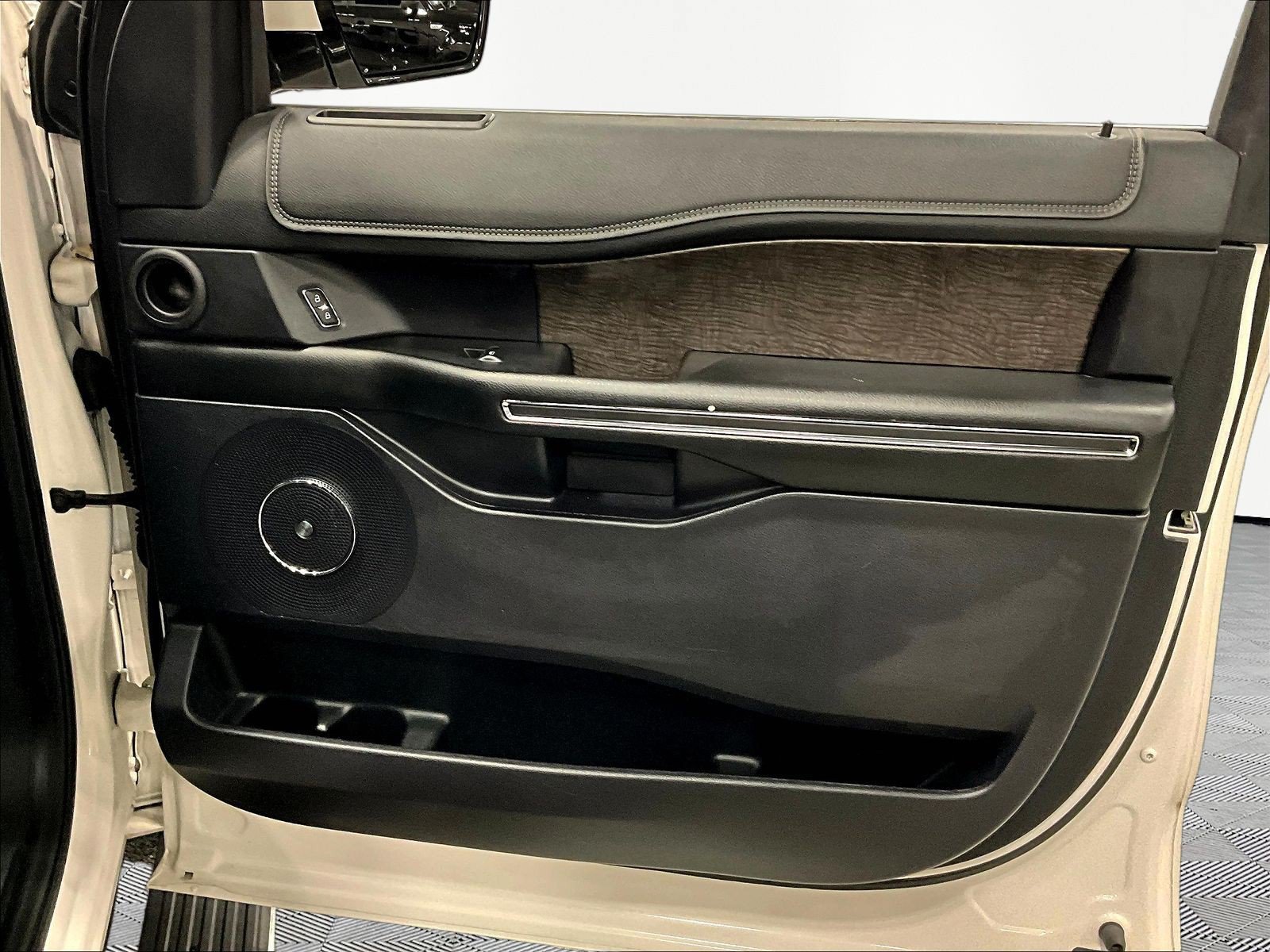Used 2019 Ford Expedition Limited w/ Equipment Group 302A AWD/4WD image 29