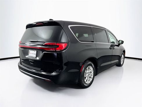 Used 2024 Chrysler Pacifica Touring-L FWD image 2