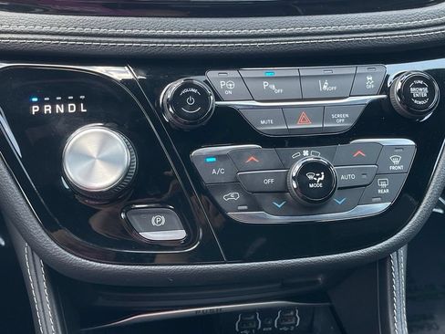 Used 2022 Chrysler Pacifica Limited w/ Uconnect Theater Family Group FWD image 33