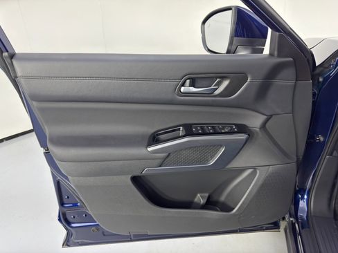 Used 2025 Nissan Pathfinder SL image 39