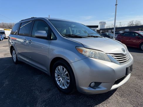 Used 2012 Toyota Sienna XLE image 3