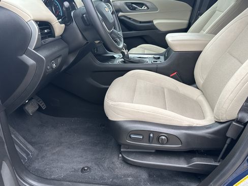 Used 2023 Chevrolet Traverse LT image 9
