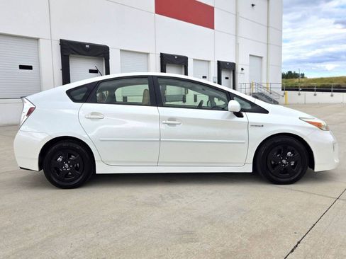 Used 2014 Toyota Prius Four w/ Solar Roof Package FWD image 4