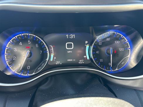 Used 2023 Chrysler Pacifica Touring-L FWD image 6