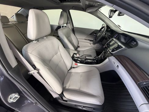 Used 2017 Honda Accord Touring image 18