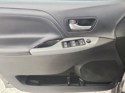 Used 2017 Toyota Sienna SE w/ SE Preferred Package FWD image 33