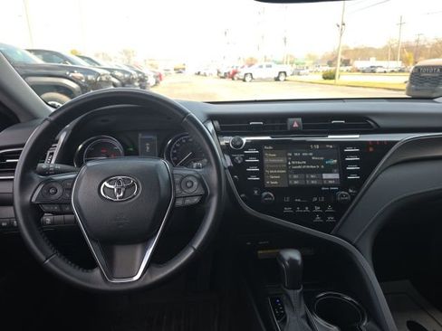 Used 2020 Toyota Camry SE w/ Sunroof Package image 12