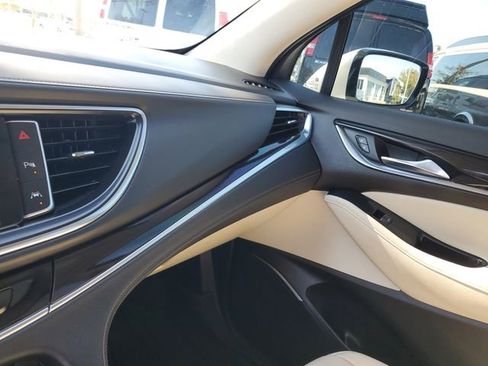 Used 2022 Buick Enclave Essence image 24